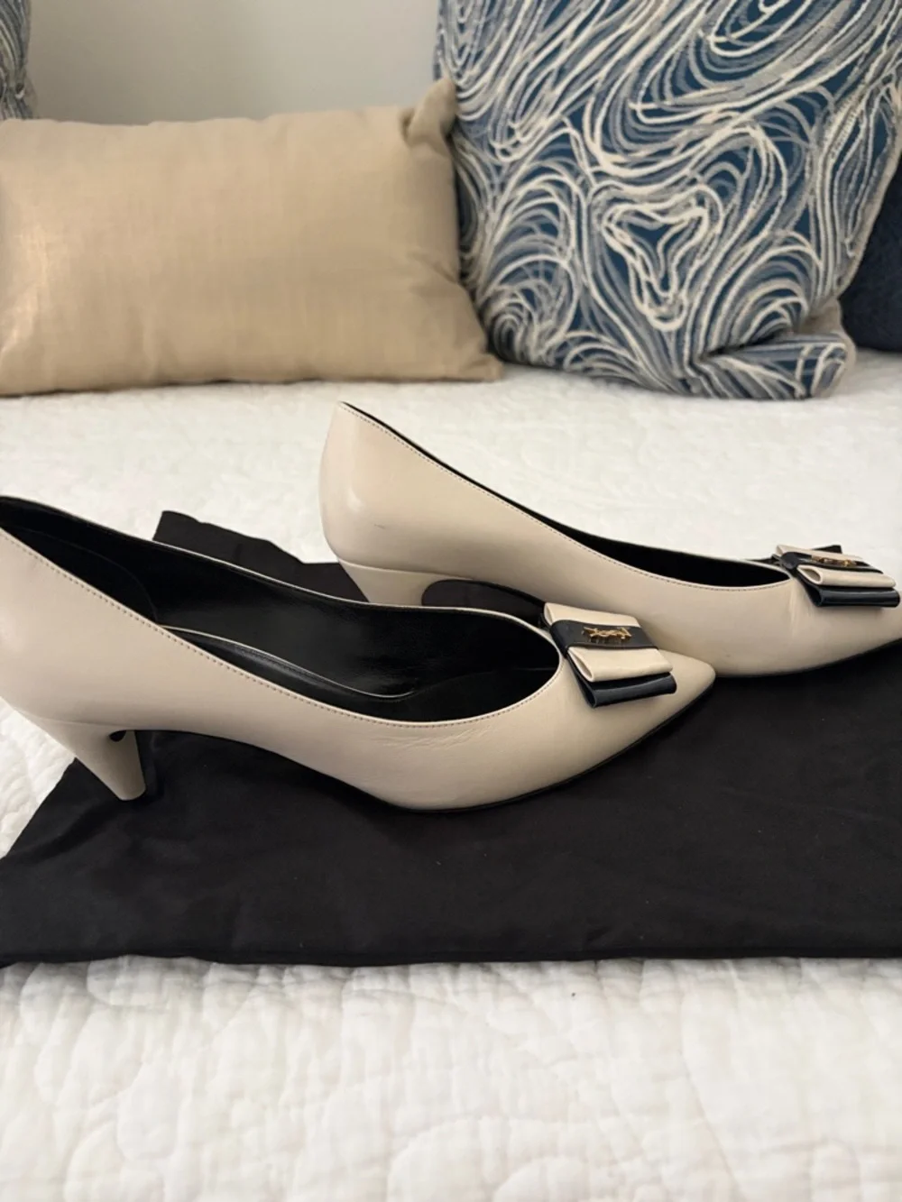 Saint Laurent Cream and Navy Pointed Leather Pumps - Picture 3 of 9